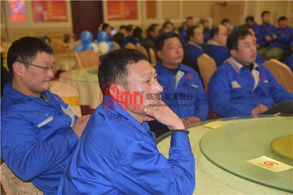 觀看年會的員工