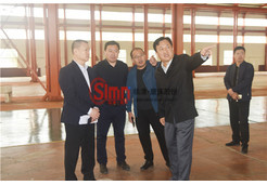 市領導考察新開發車間